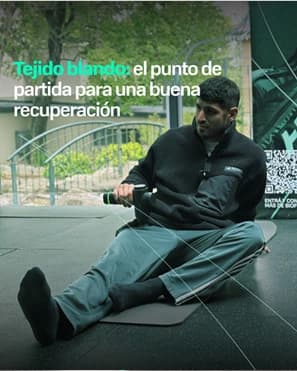 Placa de Bioflow: un deportista sentado en una colchoneta usa una pistola de masaje en la pierna, con el título tejido blando, el punto de partida para una buena recuperación.
