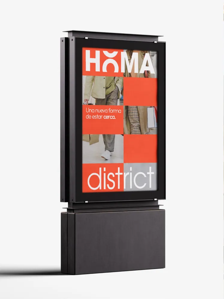 Tótem de HOMA District con una grilla de bloques naranjas y fotos de personas con bolsas de compras, y la frase: una nueva forma de estar cerca.