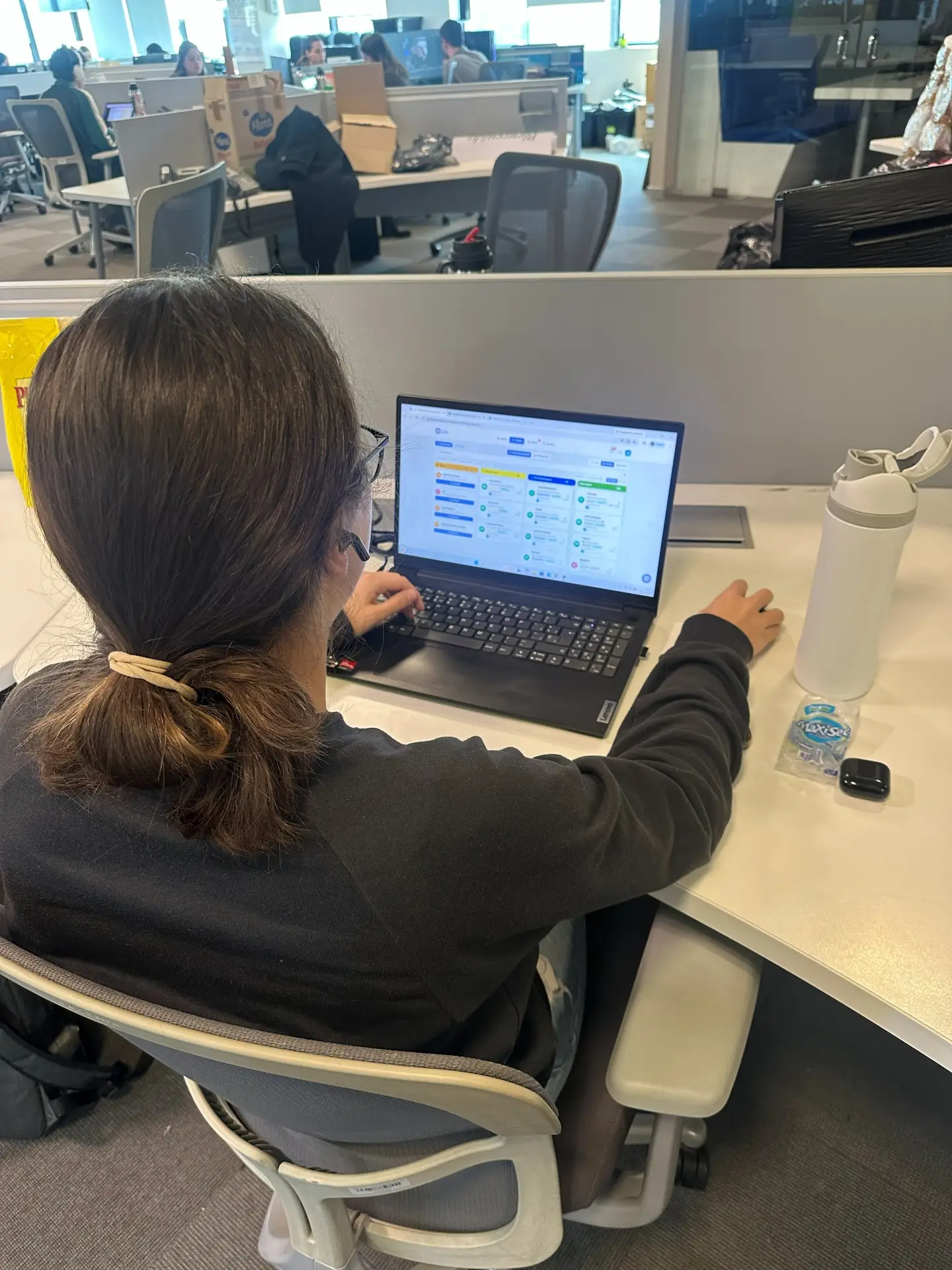 Integrante de un equipo comercial trabajando en LIA, CRM con IA, frente a su notebook