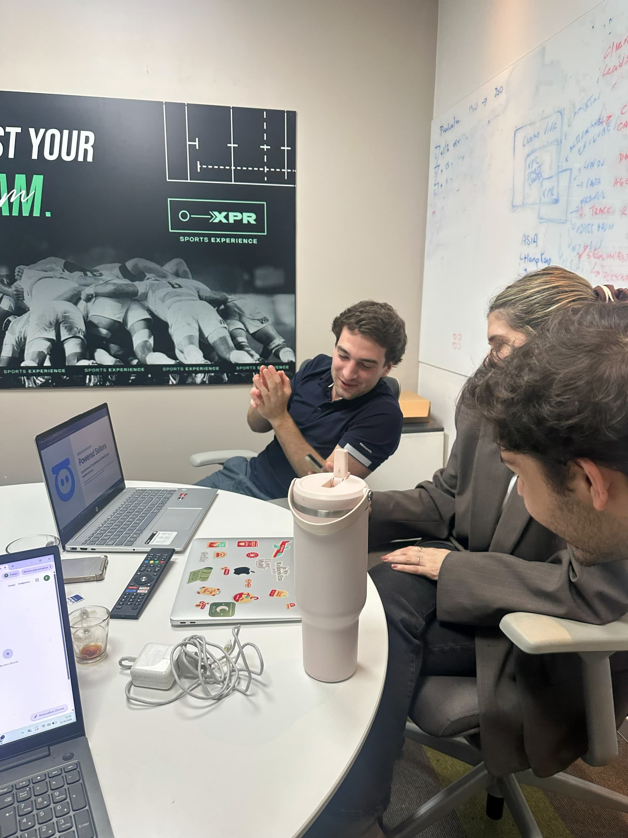 Equipo de LIA reunido con un cliente alrededor de una mesa con notebooks